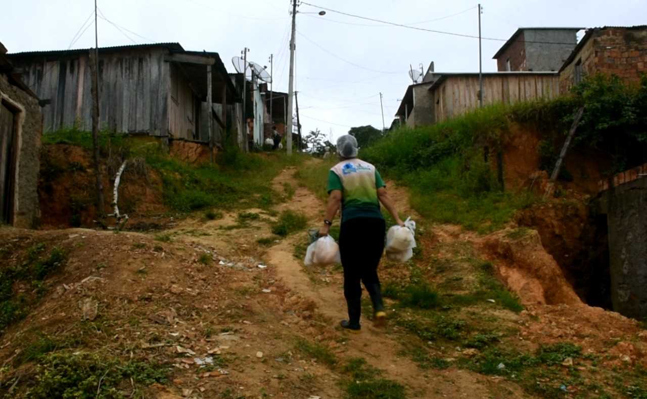 Camacã: Secretaria de Assistência Social faz entrega de pães e máscaras no Bairro Joana Angélica